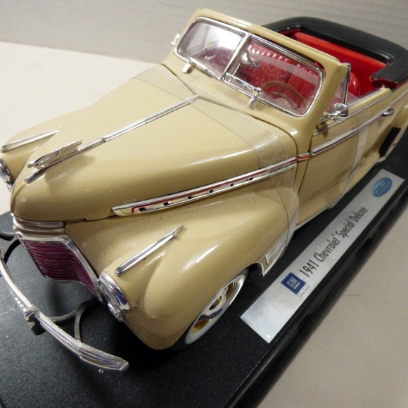 Welly 1941 Chevy Special Deluxe convertible die cast metal model car - Picture 10 of 12